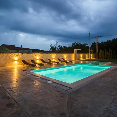 Diana Private Pool Near