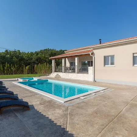Diana Private Pool Near *