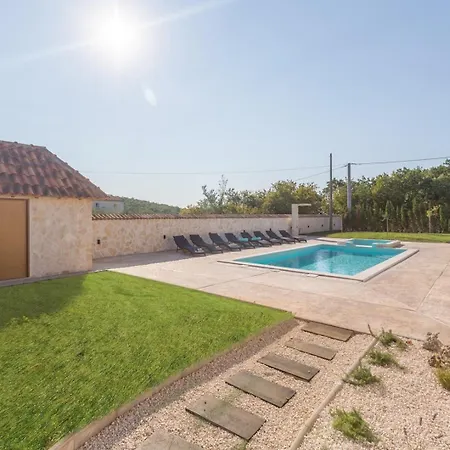 Diana Private Pool Near Vila